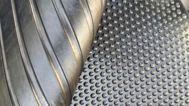 Dimple stable mat